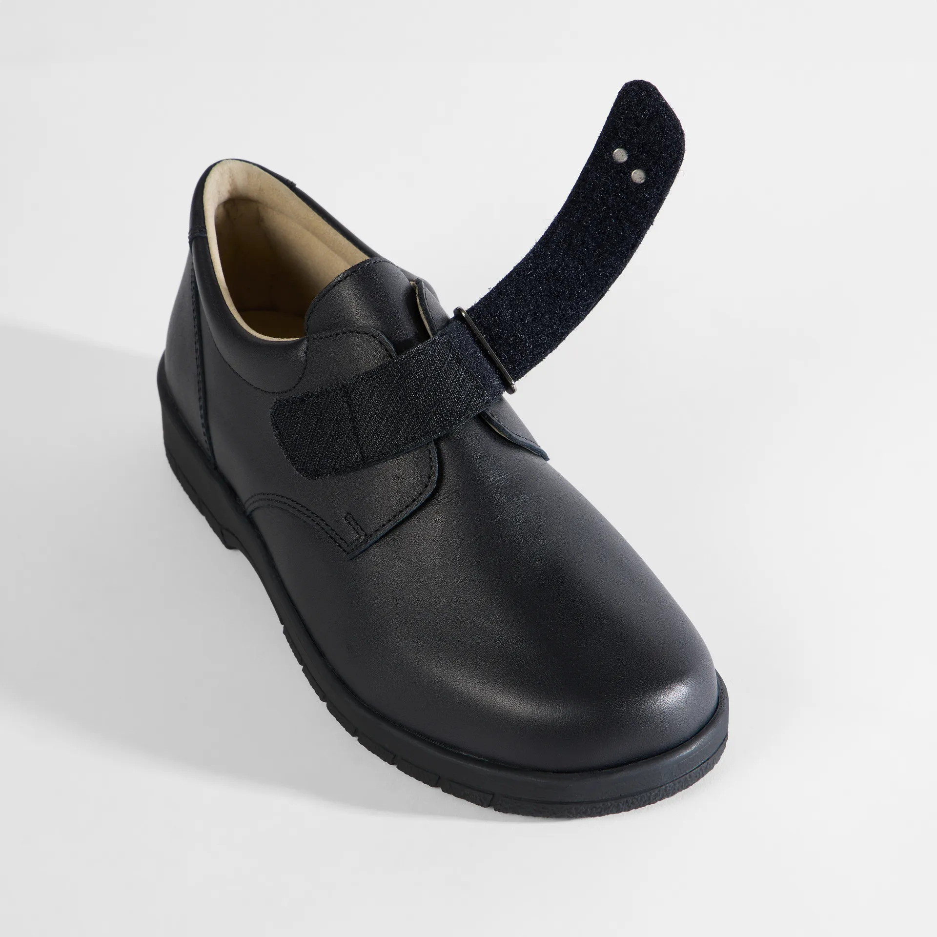 Varomed Lederhalbschuhe Detailansicht geöffneter Klettverschluss