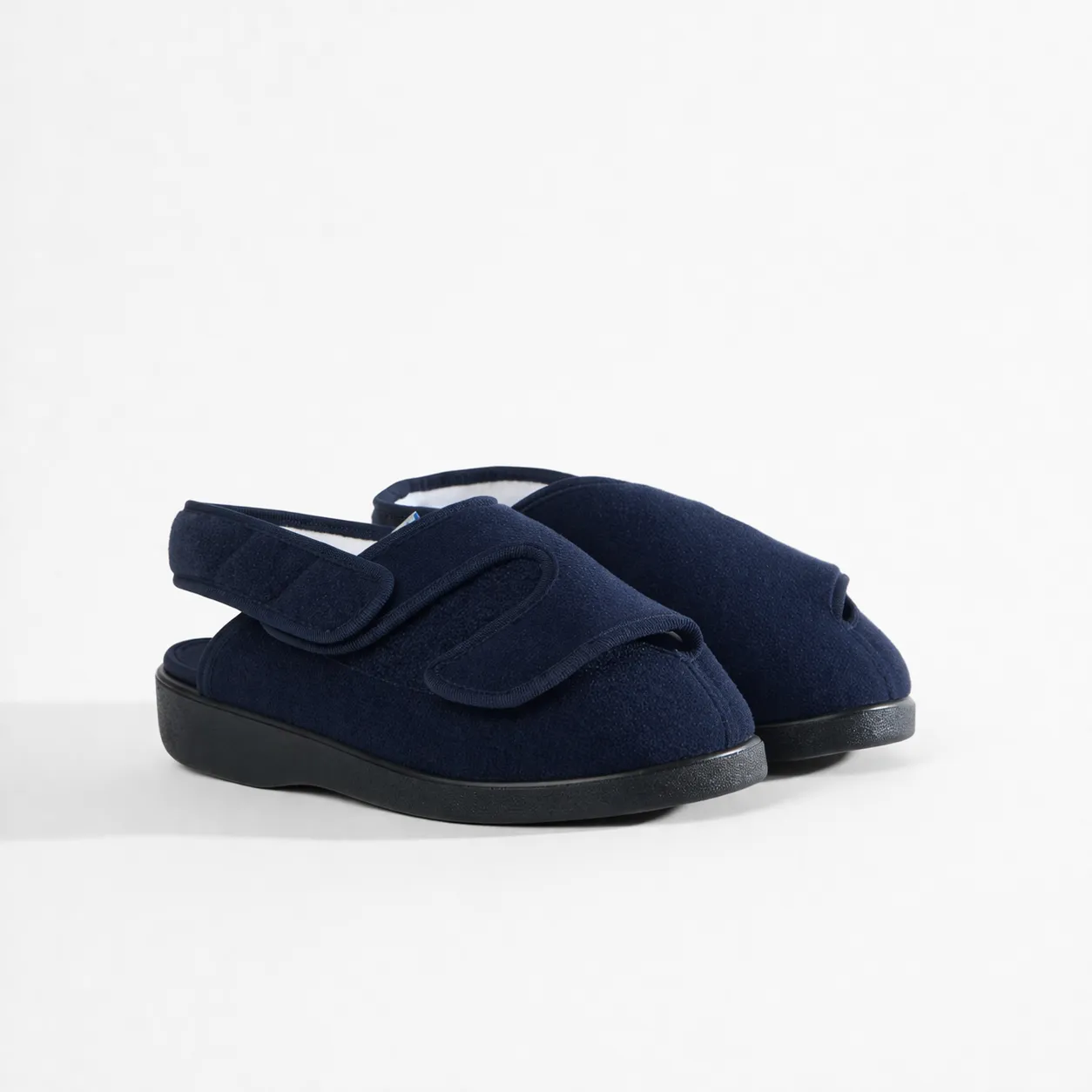 Varomed Kopenhagen Verbandpantoffel 58908 in Marine - schräge Ansicht