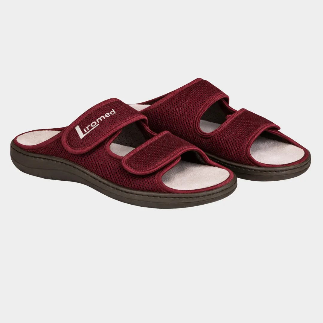 Liromed Verband-Pantoffel in Bordeaux - schräge Ansicht