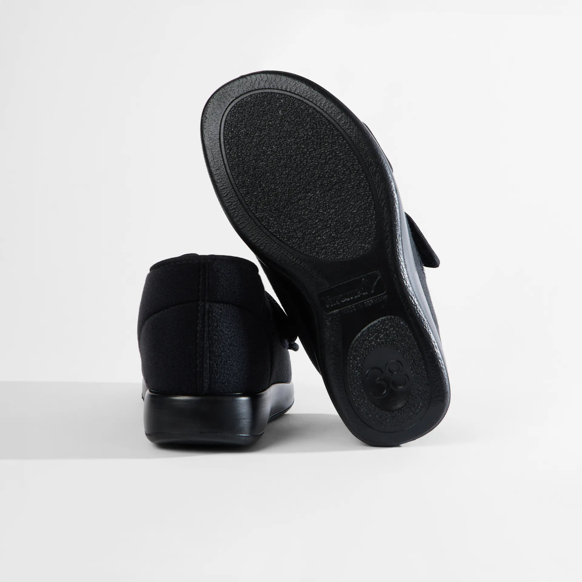 VAROMED Genua Premium Black Edition – rutschhemmende Laufsohle und stabile Ferse