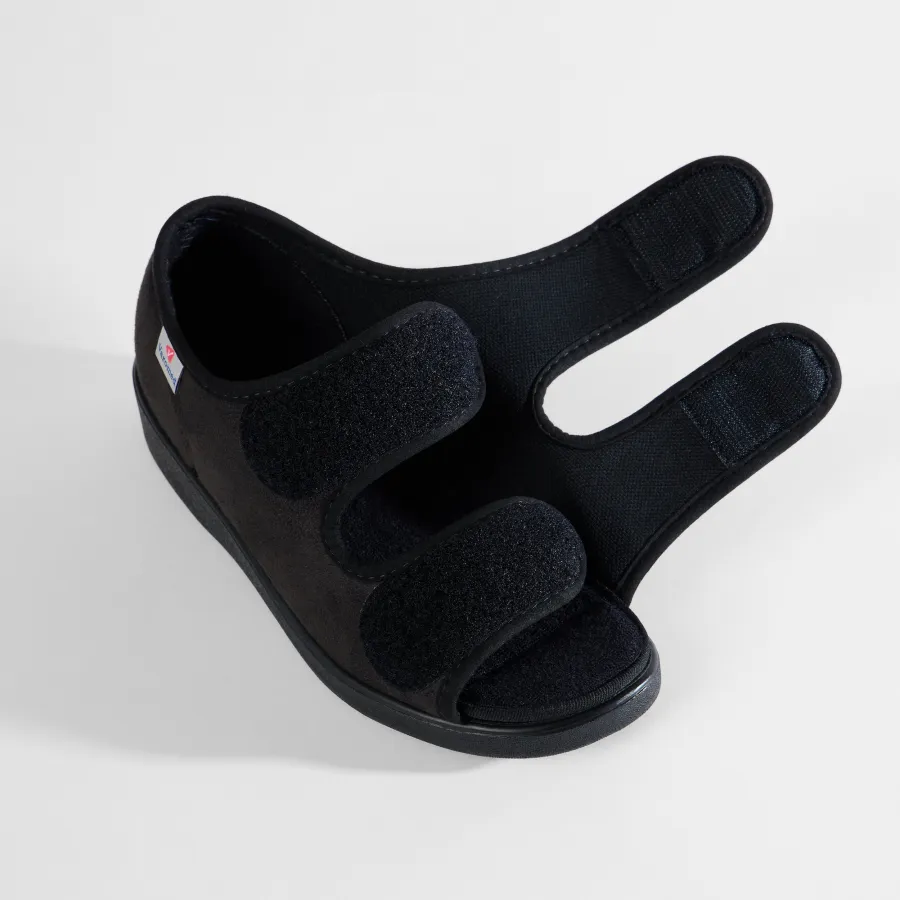 Varomed Malmö Verbandsandale Weite L schwarz - schräge Ansicht