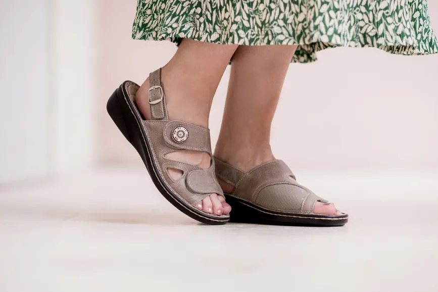 Varomed Isabell Ledersandale in Weiß - getragen am Model