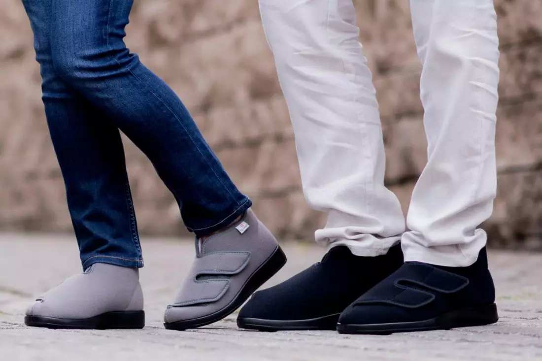 Varomed Genua Verbandschuh – Schwarz, Weite L, getragen an einem Fuß, bequem und atmungsaktiv, Art. 60920
